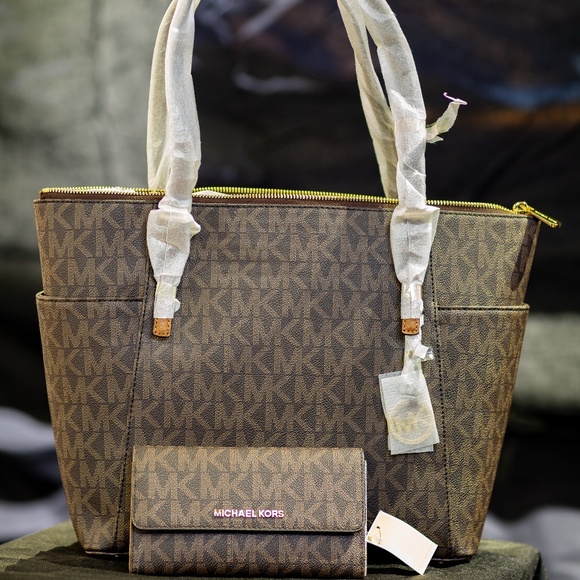Michael Kors Handbags - ㊗️SOLD ㊗️ Michael Kors Tote Jet Set